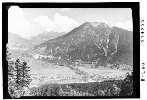 Weissenbach im Lechtal in Tirol mit Gaichtpaßstrasse und Tannheimer Berge