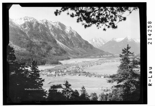 Weissenbach im Lechtal in Tirol mit Schwarzhanskarspitze und Klimmspitze