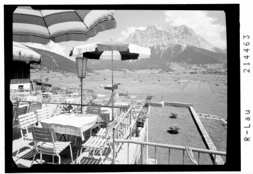 Lermoos 1000 m in Tirol, Hotel Post Terrassen mit Zugspitze 2963 m