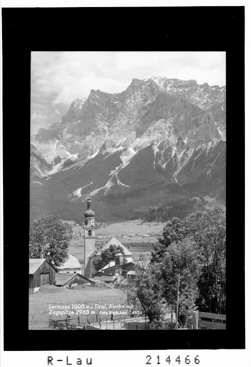 Lermoos 1000 m in Tirol, Kirche mit Zugspitze 2963 m