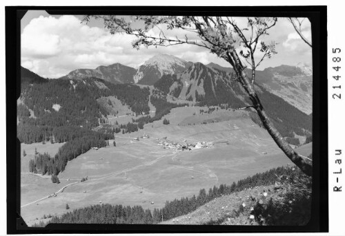Berwang in Tirol 1336 m gegen Zingerstein 2205 m
