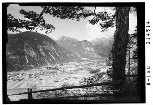 Nassereith an der Fernpaßstrasse / Tirol gegen Alpleskopf 2259 m und Loreagruppe