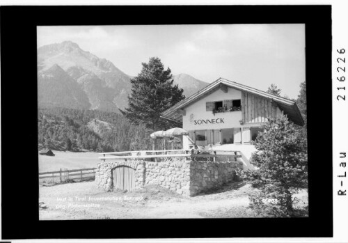 Imst in Tirol, Jausenstation Sonneck gegen Platteinspitze : [Haus Sonneck in Hochimst bei Imst gegen Platteinspitze und Arzeinkopf]