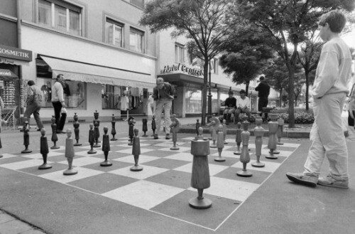 [Bregenz, Schachspieler vor dem Hotel Central]