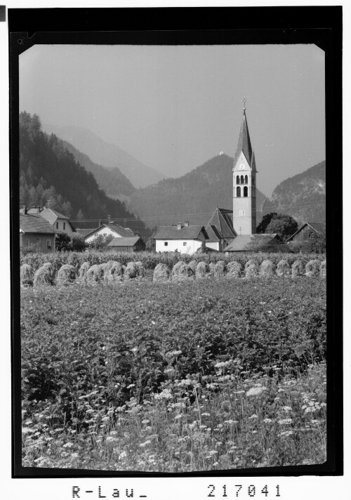 [Pfarrkirche von Schönwies im Inntal mit Schloss Kronburg Tirol]