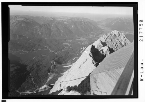 [Blick von der Zugspitze auf den Eibsee und Garmisch - Partenkirchen mit Ammergauer Alpen und Walchenseeberge]