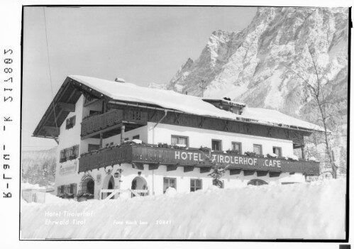 Hotel Tirolerhof Ehrwald Tirol : [Hotel Tirolerhof in Ehrwald gegen Zugspitzeck]
