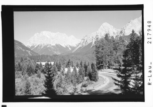 [Blick von der Fernpaßstrasse zum Wetterstein Gebirge und zur Sonnenspitze / Tirol]