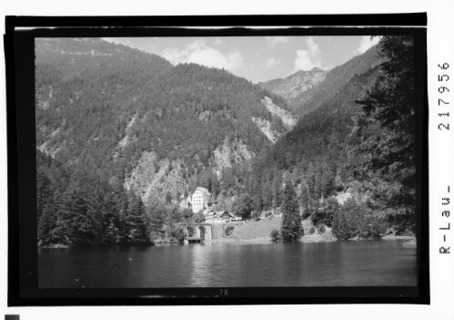 [Fernsteinsee mit Hotel Schloss Fernsteinsee und Schloss Fernstein an der Fernpaßstrasse / Tirol]