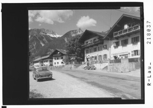 Höfen bei Reutte, Tirol Gasthaus Lilie : [Gasthaus Lilie in Höfen bei Reutte gegen Gaichtspitze und Hornbergl]
