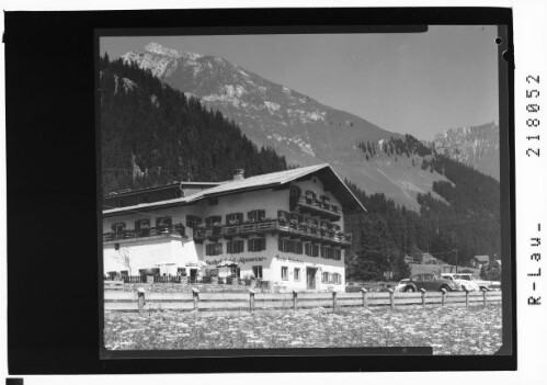 [Gasthof Alpenrose in Elbigenalp im Lechtal gegen Rotwand Tirol]