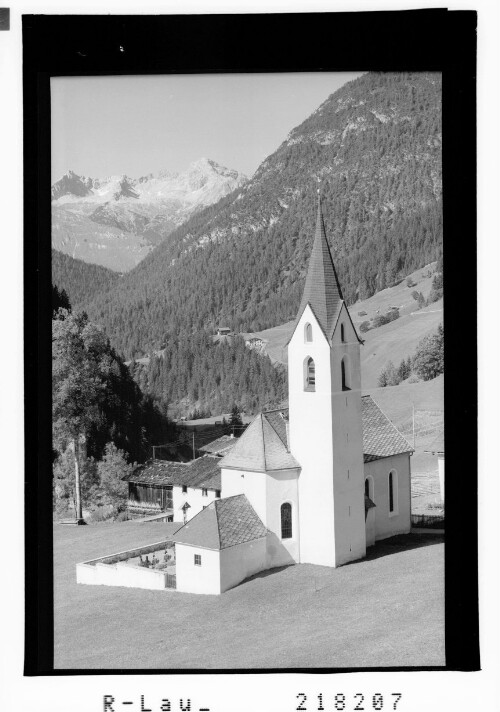 [Pfarrkirche in Gramais im Ausserfern gegen Hornbachkette Tirol]