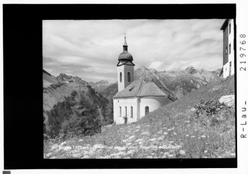 Kaisers 1522 m im Lechtal / Tirol gegen Allgäuer Berge : [Pfarrkirche in Kaisers im Kaisertal gegen Allgäuer Alpen]