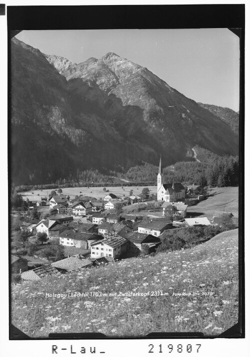 Holzgau im Lechtal 1103 m mit Zwölferkopf 2311 m