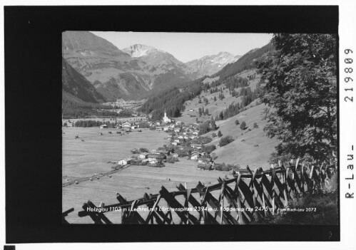 Holzgau 1103 m im Lechtal mit Lärchspitze 2394 m und Rappenspitze 2475 m