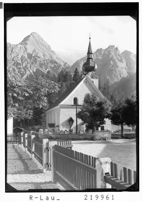 [Pfarrkirche in Biberwier im Ausserfern gegen Sonnenspitze und Wampeter Schrofen]