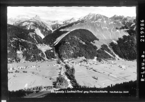 Elbigenalp im Lechtal in Tirol gegen Hornbachkette