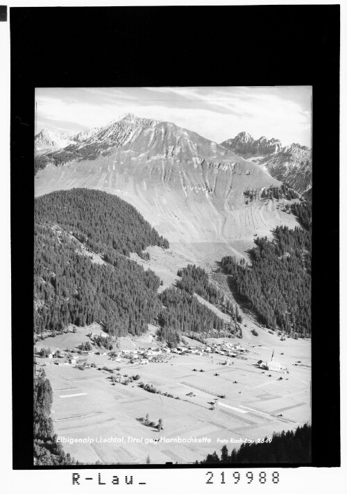 Elbigenalp im Lechtal in Tirol gegen Hornbachkette