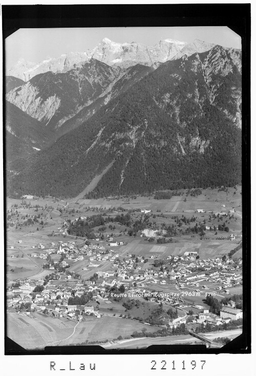 Reutte in Tirol gegen Zugspitze 2963 m
