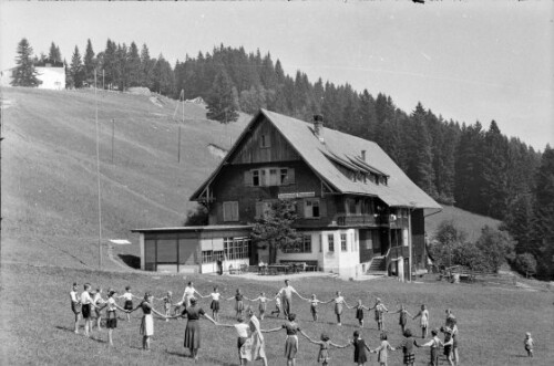 Kinder aus dem Bregenzer Kinderheim vor der Pfänderdohle am Pfänder
