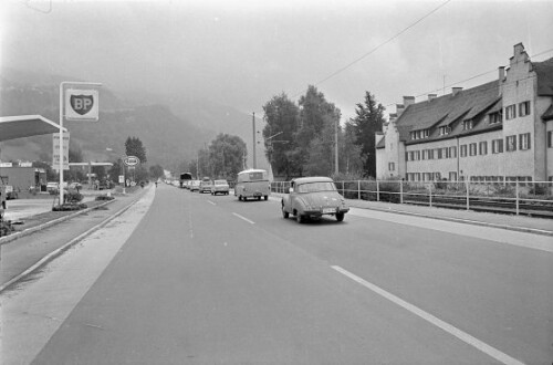 Autoverkehr in der Bundesstraße in Lochau