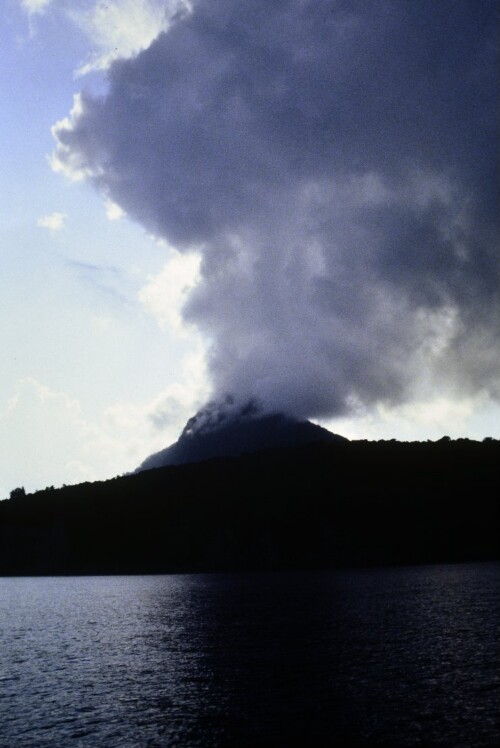 [Wolkenformation über Anak Krakatau (Sohn des Krakatau)]