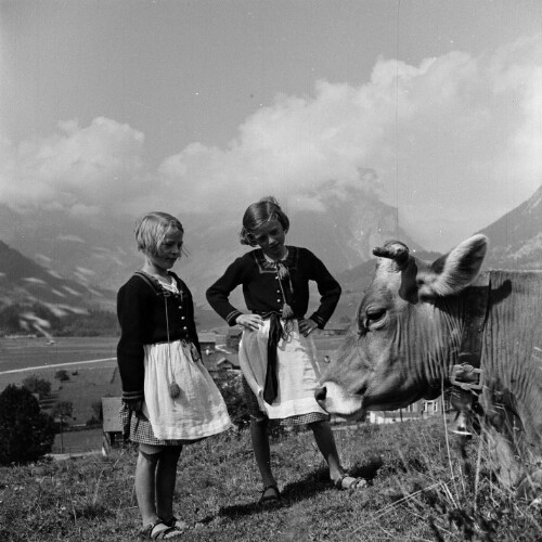 Schoppernau, Kuh mit zwei Mädchen