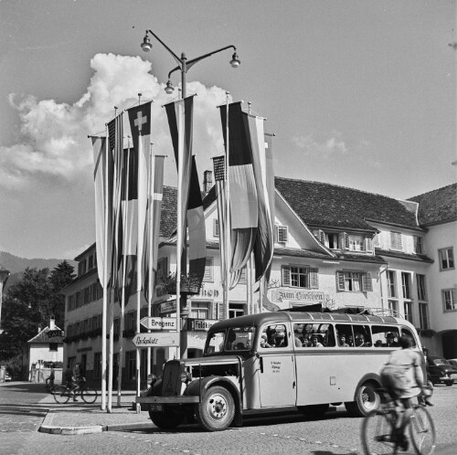 Dornbirn, Markplatz, Fahnenrondell, Omnibus