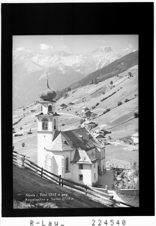 Navis in Tirol 1343 m gegen Kesselspitze und Serles 2719 m