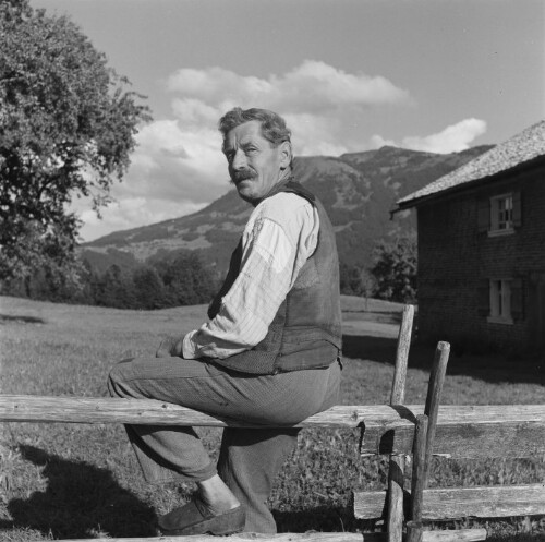 Schwarzenberg, Bauer auf einem Zaun sitzend