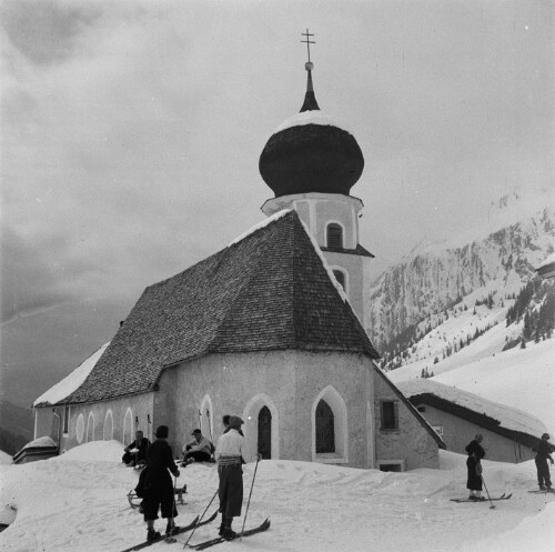 Klösterle - Stuben, Kirche Maria Geburt, Skifahrer