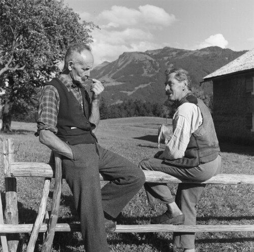 Schwarzenberg, Bauern auf einem Zaun sitzend