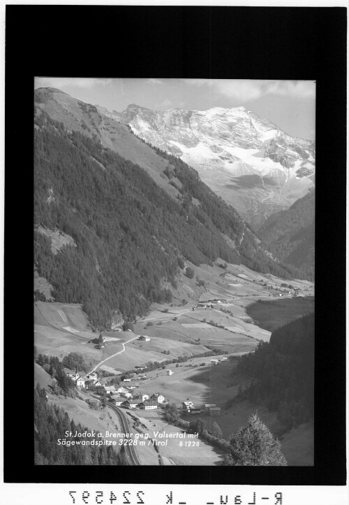 St. Jodok am Brenner gegen Valsertal mit Sägewandspitze 3228 m / Tirol : [St. Jodok gegen Sagwandspitze und Hohe Wand 3290 m]