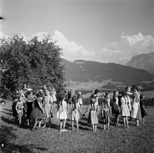 Schwarzenberg, Kinder auf der Wiese