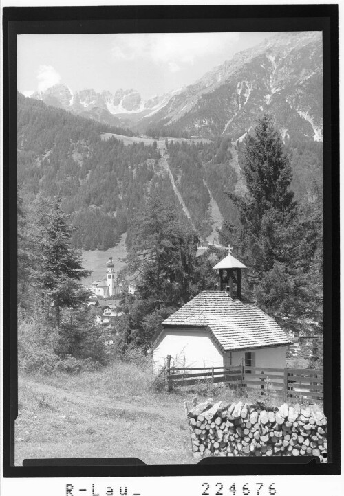 [Kriegerkapelle bei Fulpmes im Stubaital gegen Kalkkögel / Tirol]