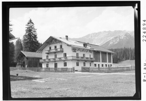 [Leutasch - Moos / Fremdenheim Kössler Hof gegen Hinterreintalschrofen und Teufelsgrat]