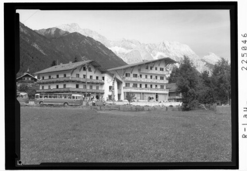 [Hotel Tyrol in Obsteig am Mieminger Plateau gegen Mieminger Gebirge / Tirol]