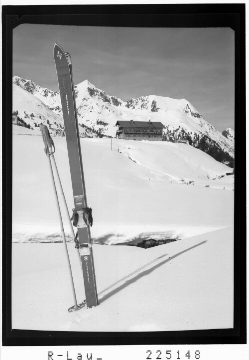 [Dortmunder Hütte im Kühtai gegen Karlesspitzen und Schafzöllen / Tirol]