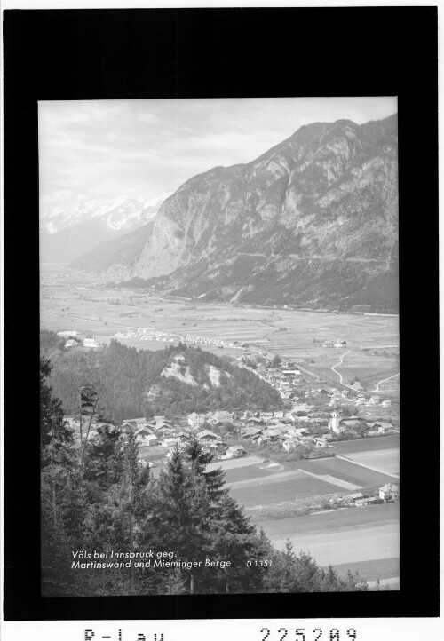 Völs bei Innsbruck gegen Martinswand und Mieminger Berge