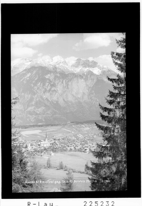 Axams 878 m in Tirol gegen Grossen und Kleinen Solstein 2633 m