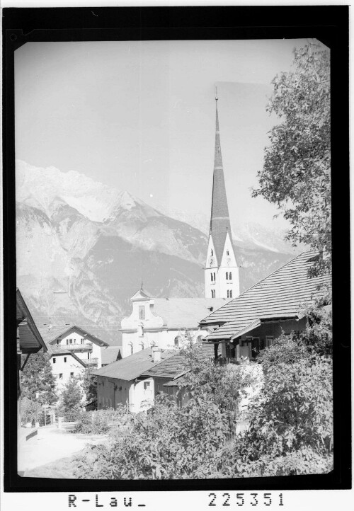[Pfarrkirche in Axams gegen Brandjoch / Tirol]