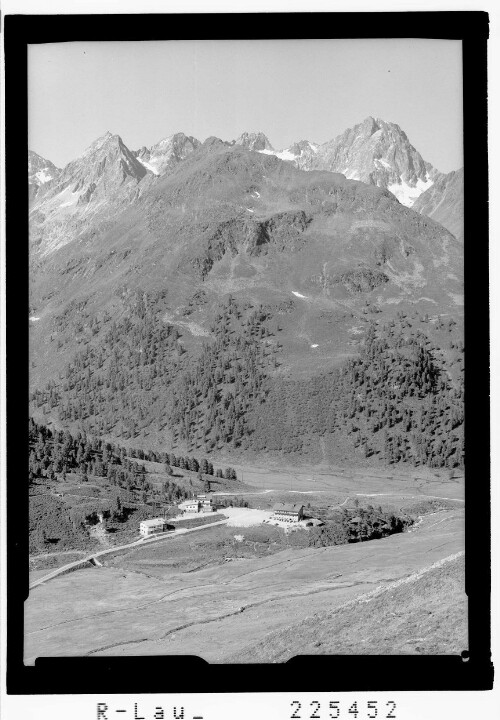 [Kühtai in Tirol / Gasthof Kühtaier Schlößl und Dortmunder Hütte gegen Acherkogel]