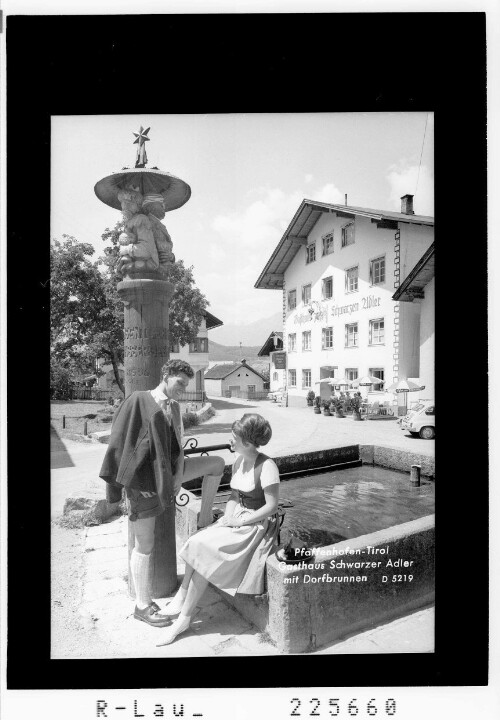 Pfaffenhofen - Tirol / Gasthaus Schwarzer Adler mit Dorfbrunnen