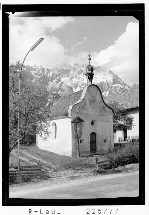 [Kapelle in Fronhausen gegen Mitterspitzen und Hochplattig / Mieminger Plateau / Tirol]