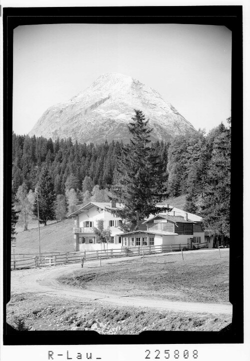 [Fwerienheim Wildmoos mit Jausenstation in der Lentschenau gegen Hohe Munde / Tirol]