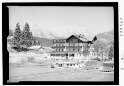[Hotel Wetterstein in Seefeld gegen Wetterstein Gebirge mit Ofelekopf und Wettersteinwand / Tirol]