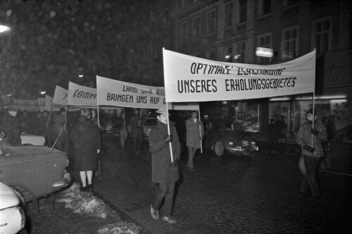 Demonstration gegen die Autobahnführung am Bodenseeufer vor der Vorarlberger Landesregierung in Bregenz