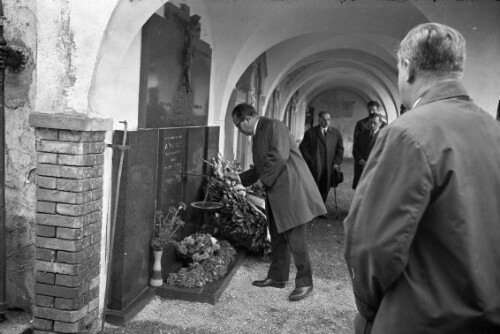 Kranzniederlegung am Grab von Jodok Fink am Friedhof in Andelsbuch