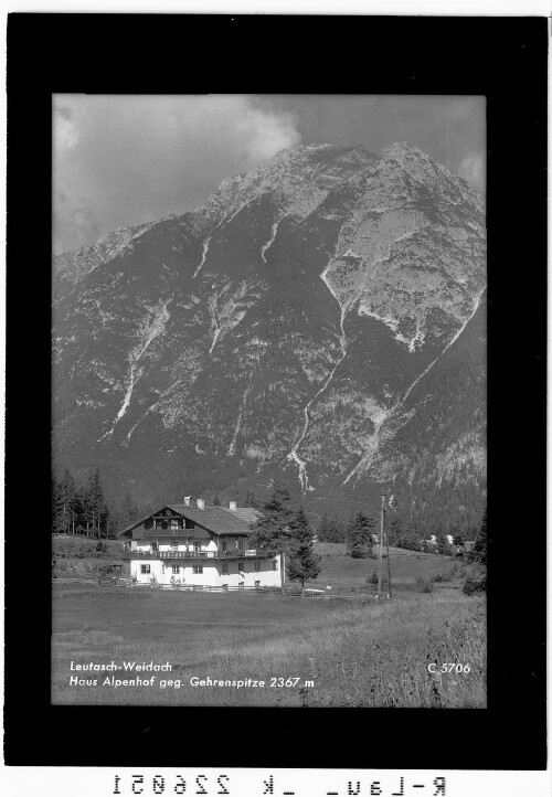 Leutasch - Weidach / Haus Alpenhof gegen Gehrenspitze 2367 m