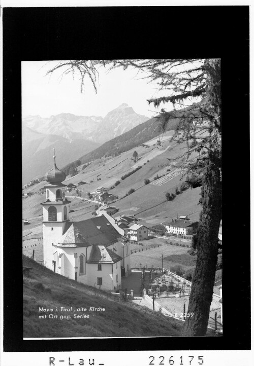 Navis in Tirol / alte Kirche mit Ort gegen Serles : [Alte Pfarrkirche in Navis mit Unterweg gegen Serles]